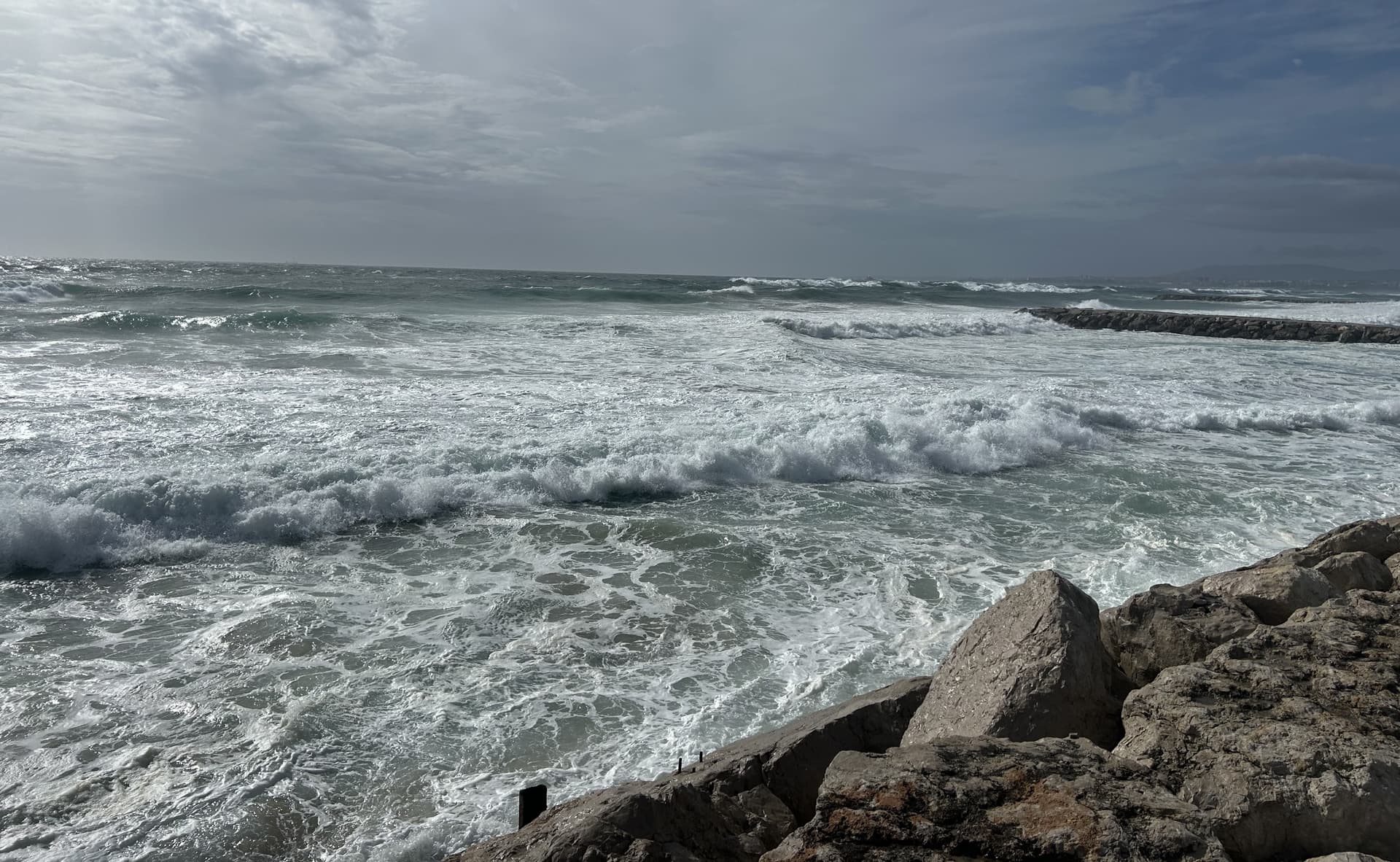 Costa da Charneca com mar agitado, Portugal